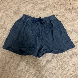 Blå shorts med snörning från Uniqlo