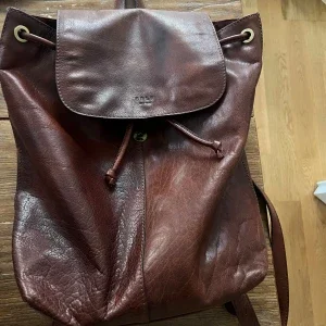 Brun ryggsäck i skinn från Saddler