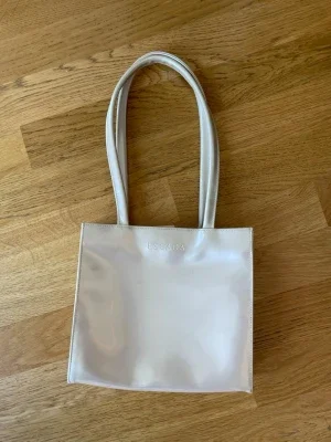 Glansig beige handväska från Escada