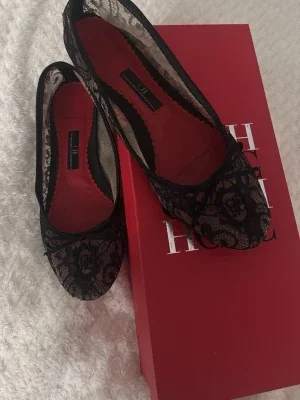 Svarta spetsballerinor från Carolina Herrera