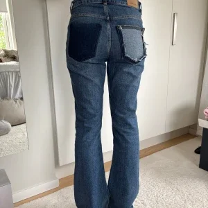 blå bootcut jeans