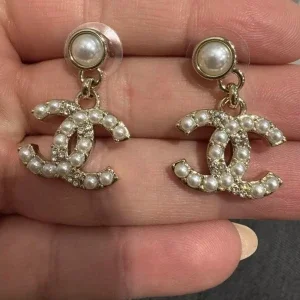 Chanel örhängen med pärlor och strass