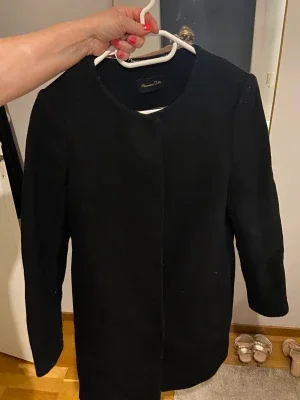 Massimodutti kappa svart