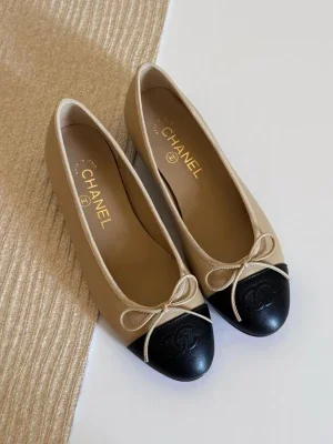 Beige och svarta ballerinaskor Chanel