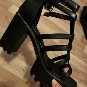 Platåskor (sandal-stil)