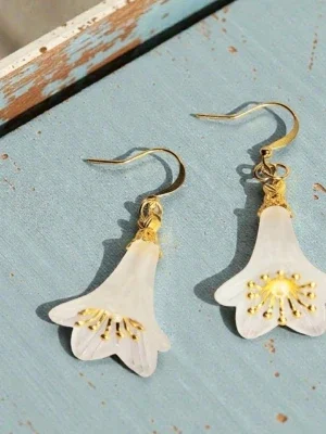 Blomformade örhängen i vitt och guld