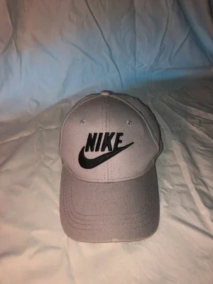 Grå Nike keps