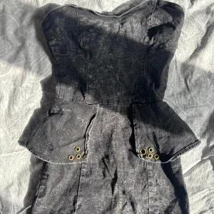 Svart jeansklänning