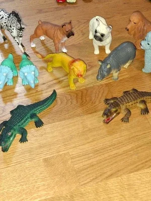 Samling plastdjur och leksaksbilar