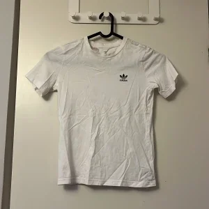 Vit t-shirt från Adidas