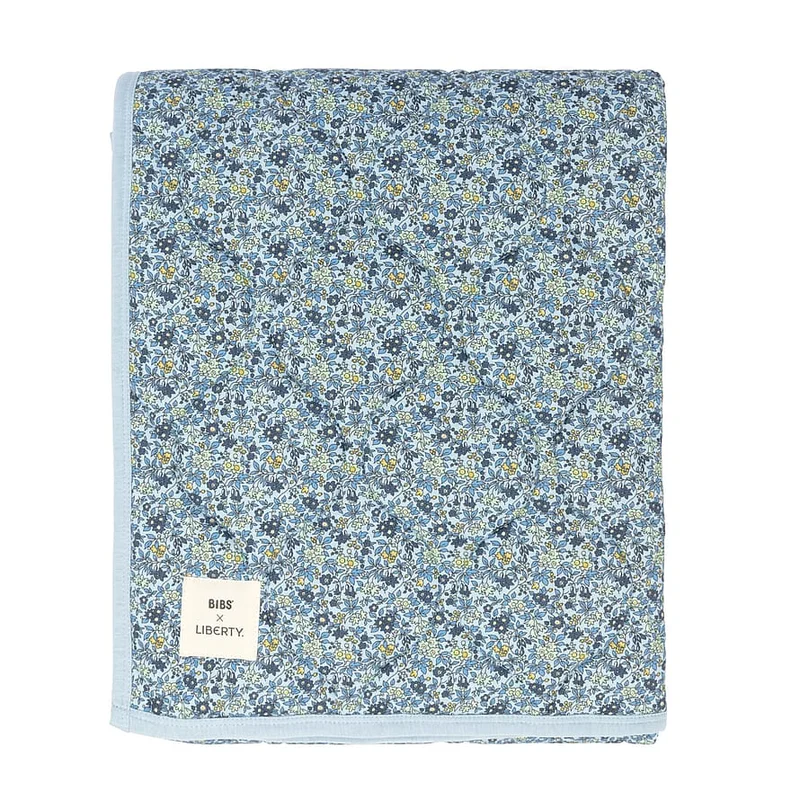BIBS BIBS x Liberty Quilted Blanket Eloise Baby Blue 70 x 100 cm, Børn & Forældre, Sengetøj, Dyner & Puder, Babydyner & Svøb