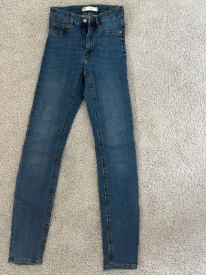 Blå skinny jeans från Gina Tricot
