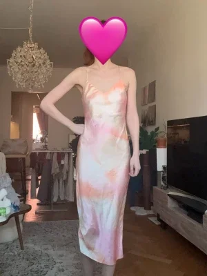 Midiklänning pastellfärgad slipklänning silkesklänning