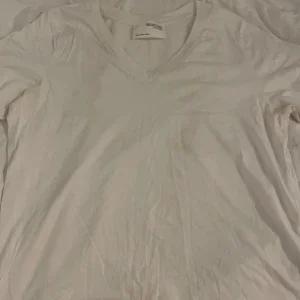 Vit v-ringad t-shirt från Selected Femme