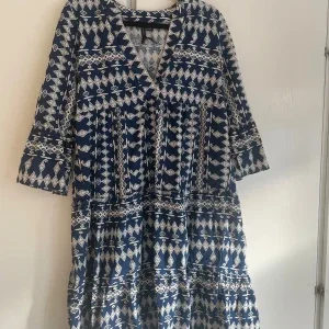 Blåvit mönstrad klänning Vero Moda