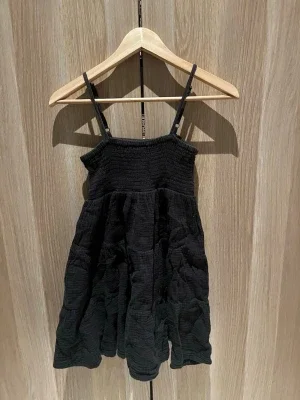 hackig svart sommarklänning H&M
