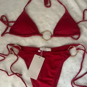 Röd bikini med guldringar från Museara
