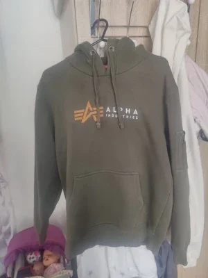 Olivgrön hoodie Alpha Industries