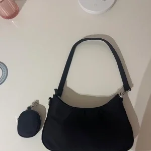 Svart axelväska med mini-plånbok