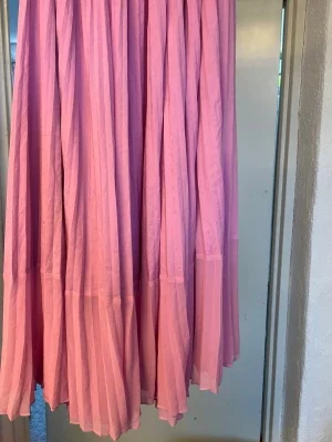 Lång rosa kjol med volang stlk 38