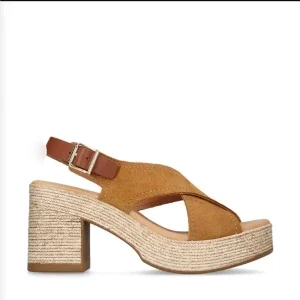 Bruna kilklackade sandaler från Dasia