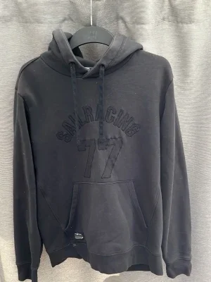 Svart hoodie Sail Racing 77