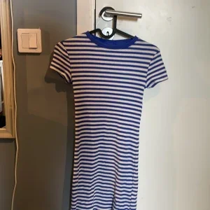 Randig blåvit klänning från H&M