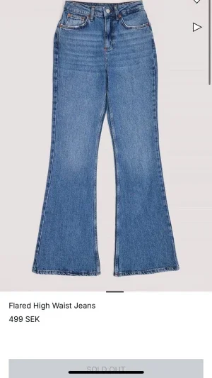SÖKER DESSA! Blå flared high waist jeans