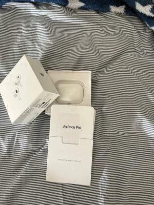 Apple AirPods Pro med laddningsetui