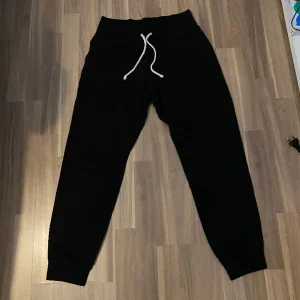 Svarta mjukisbyxor (black sweatpants)