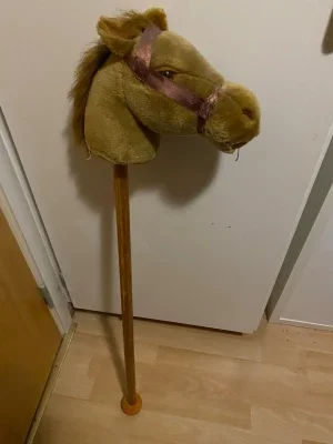 Käpphäst med brunt tyg och träpinne