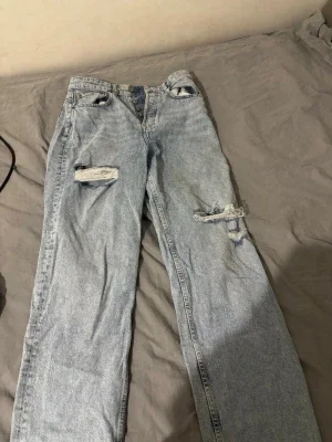 Ljusblå ripped mom jeans