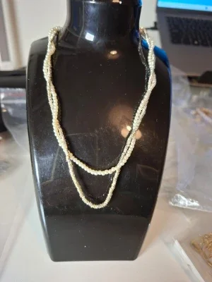 Tvinnat halsband med små pärlor