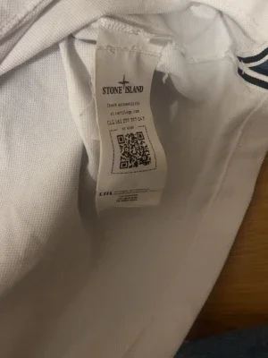 Vit pikétröja från Stone Island