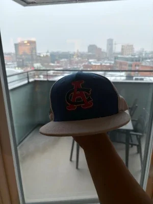 Blå och vit snapback keps med brodyr