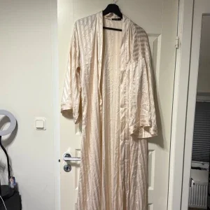 Beige kimono med randigt mönster