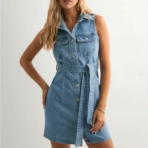 Ärmlös jeansklänning med bälte