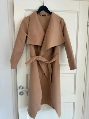 Beige lång kappa med knytskärp