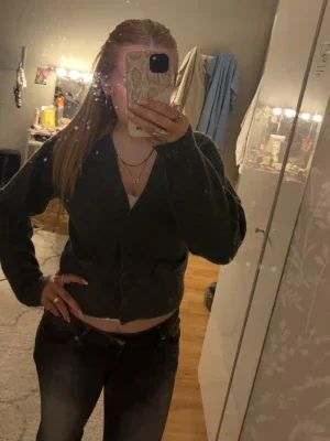 Mörkgrå cropped kofta med knappar