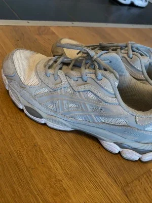 Vita och grå Asics sneakers