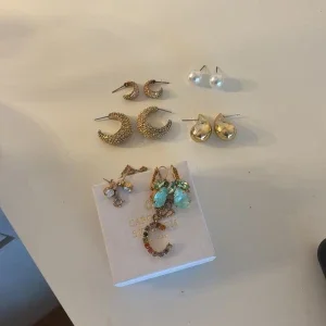 Örhängen och halsband från Caroline Svedbom