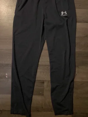 Mörk gråa träningsbyxor från Under Armour