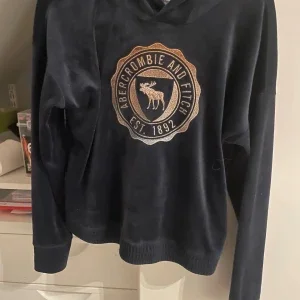 Mörkblå hoodie Abercrombie Kids