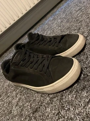 Svarta sneakers från Garment Project