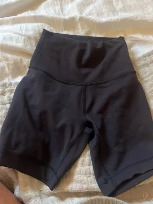 Svarta cykelshorts Lululemon