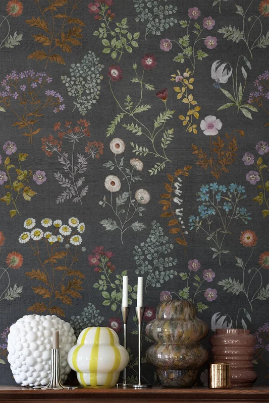 Boråstapeter Botanica blommig tapet med textiltextur, svart/flerfärg