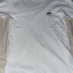 Vit t-shirt från Alpha Industries
