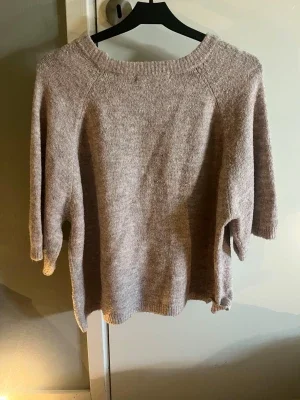 Beige stickad tröja med trekvartsärm