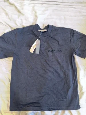 Svart Essentials T-shirt