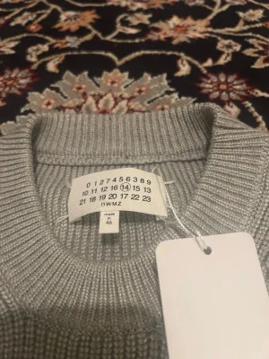 Grå stickad tröja från Maison Margiela